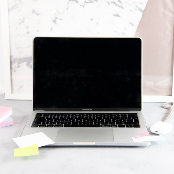 laputop-macbook-schreibtisch.png